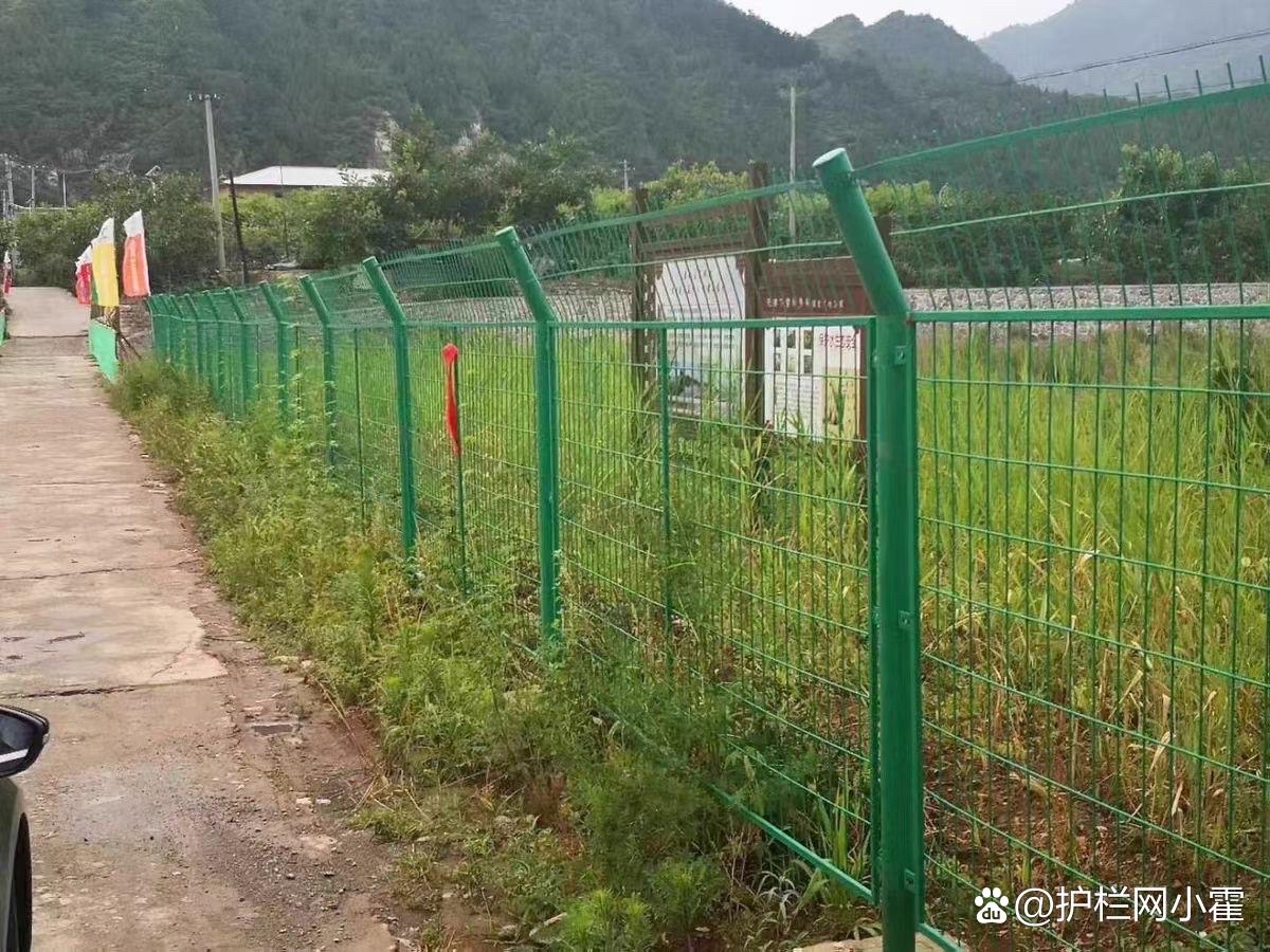 圈地护栏网多少钱一米? 圈地护栏网是一种常见的防护设施,广泛应用于